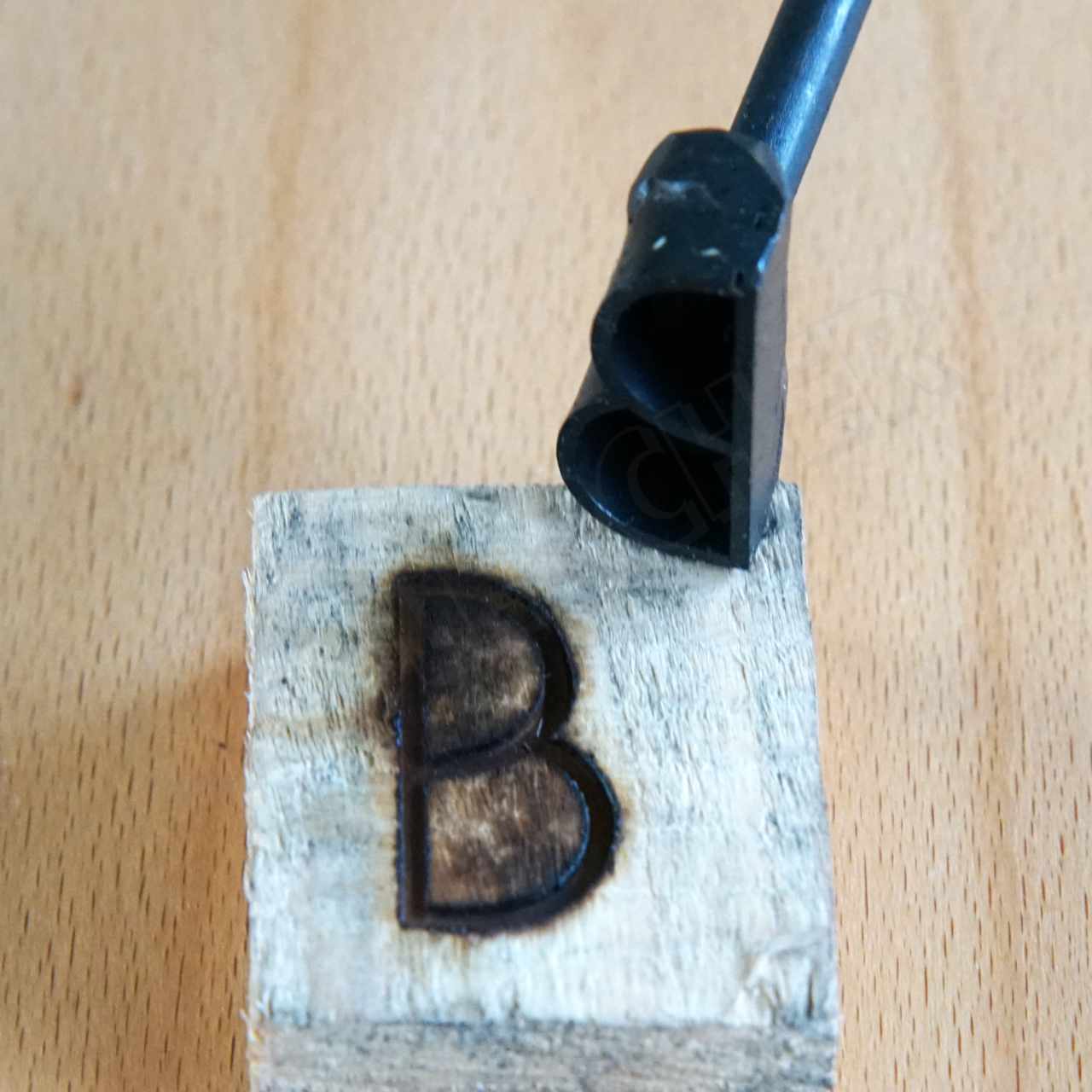 brandzeichen-ein-buchstabe.jpg